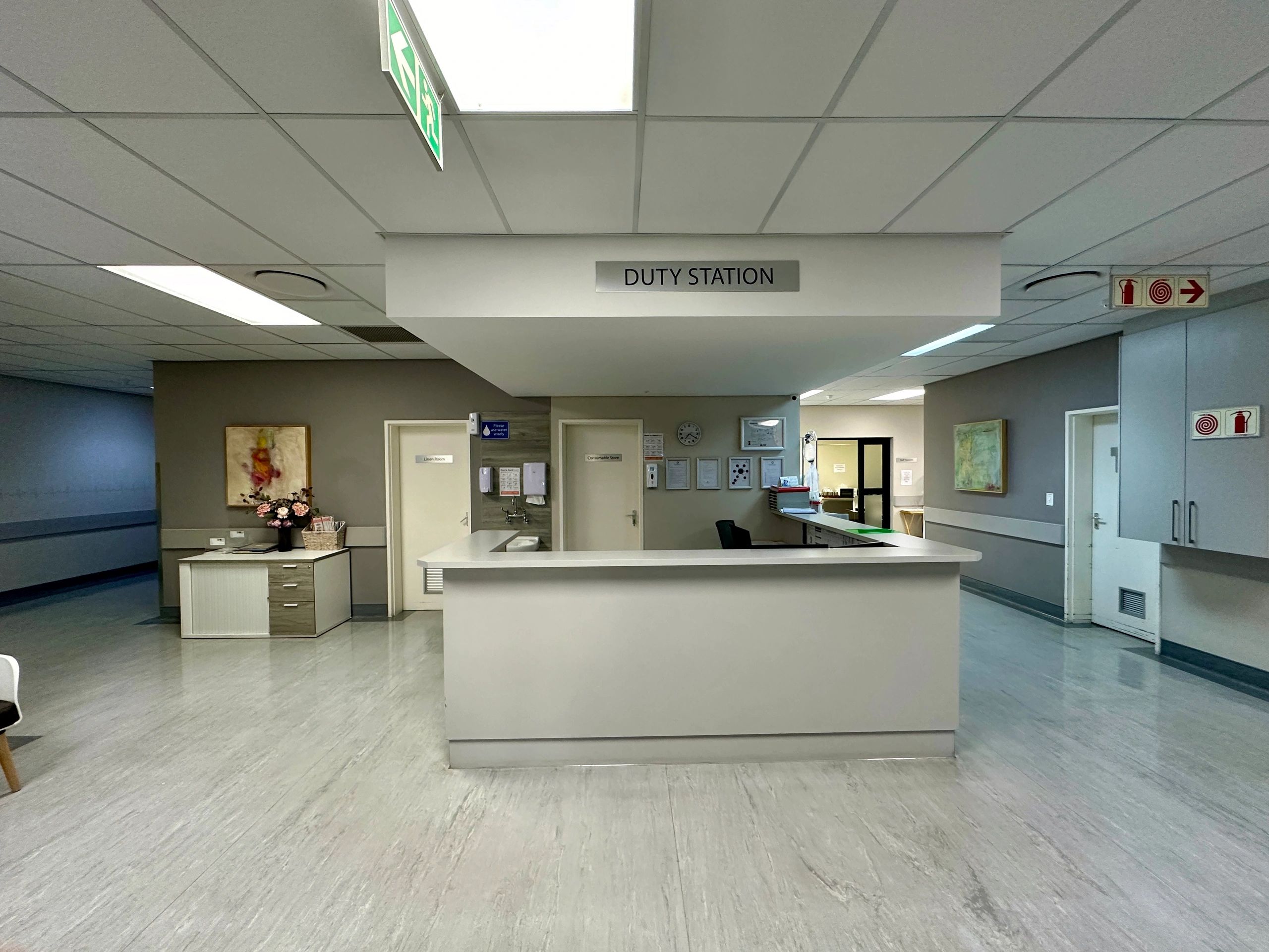 Interior hospitalario moderno y ordenado