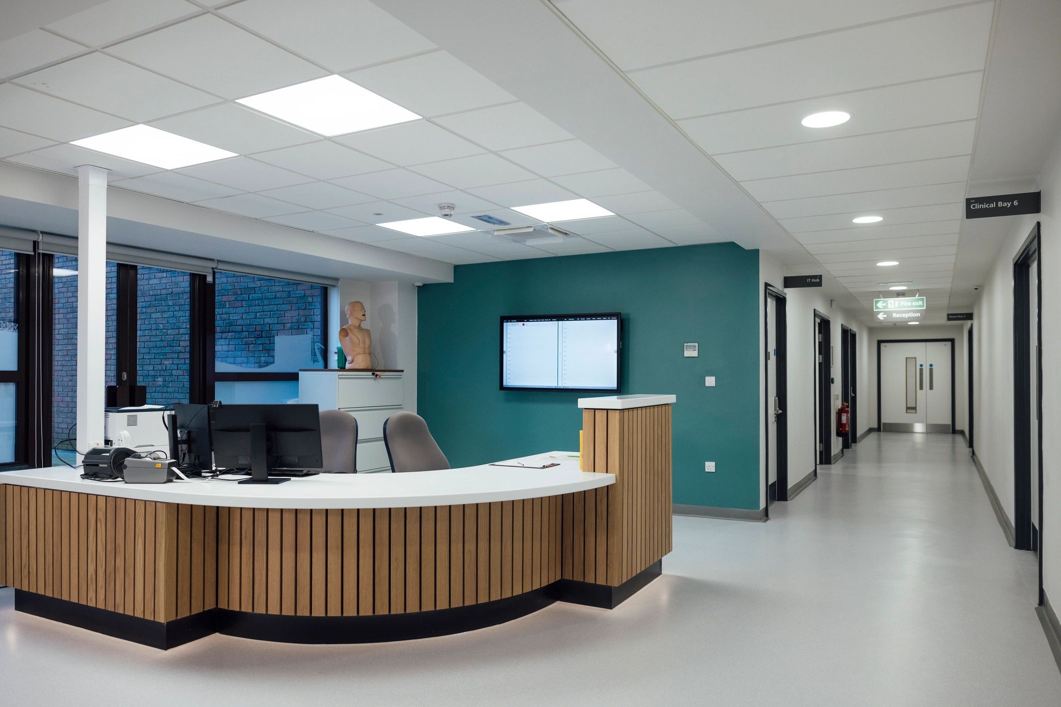 Área de recepción hospitalaria con diseño limpio y profesional