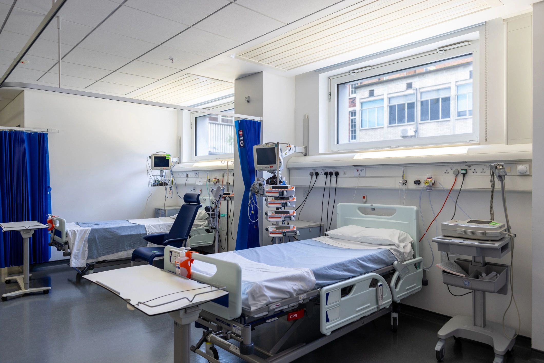 Espacio hospitalario preparado para operación clínica