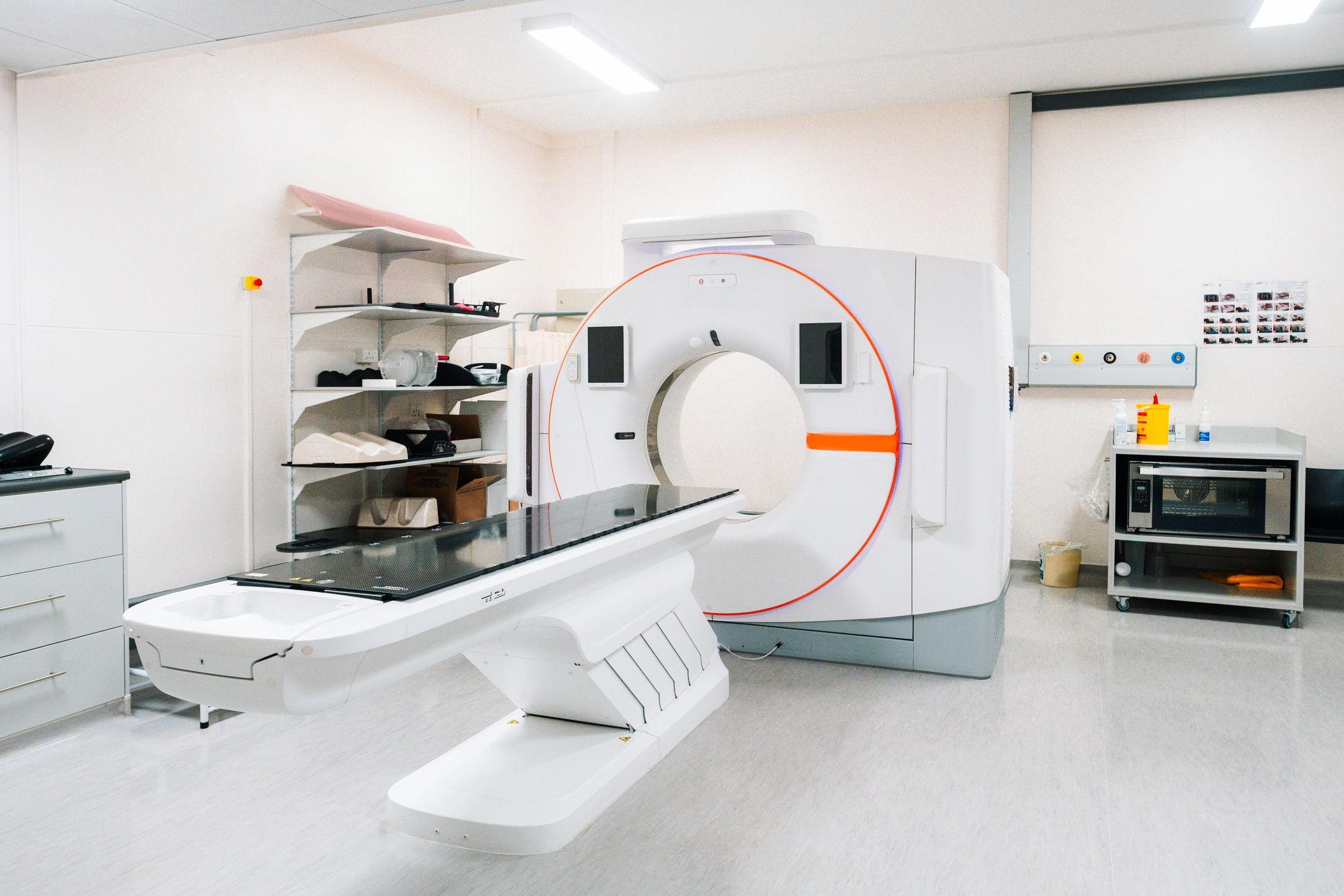 Sala de diagnóstico con equipo médico avanzado